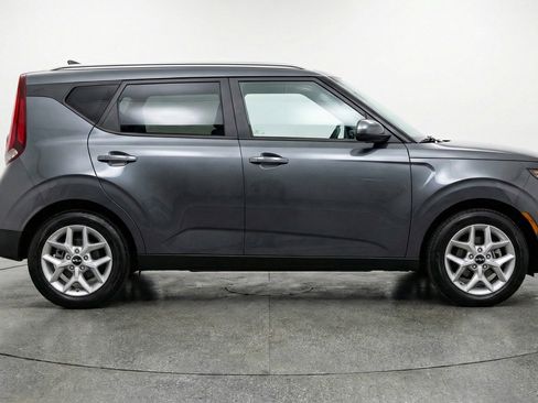 Used 2025 Kia Soul LX w/ LX Technology Package FWD image 11