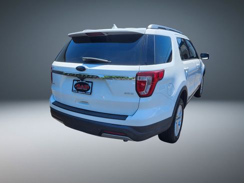 Used 2019 Ford Explorer XLT w/ Equipment Group 201A AWD/4WD image 3