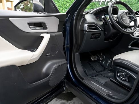 Used 2020 Jaguar F-PACE R-Sport image 14