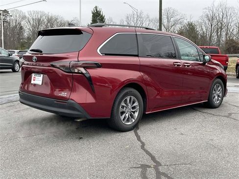 Certified 2023 Toyota Sienna XLE image 5