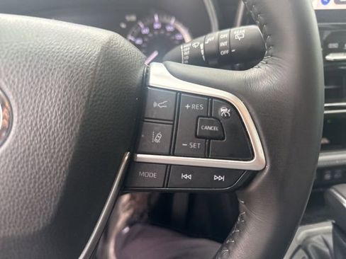 Used 2023 Toyota Highlander XLE FWD image 12