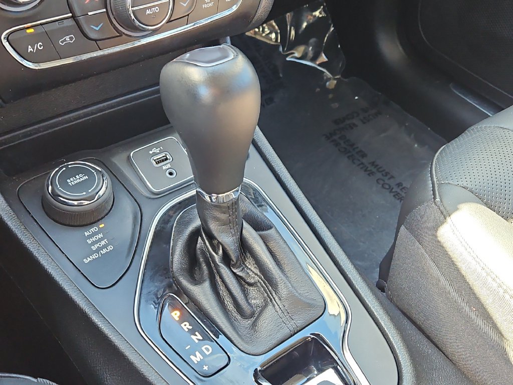 Used 2019 Jeep Cherokee Limited AWD/4WD image 30