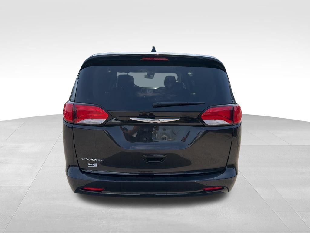 Used 2023 Chrysler Voyager LX FWD image 4