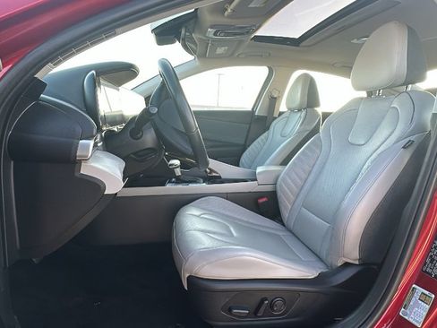 Used 2025 Hyundai Elantra Limited FWD image 4