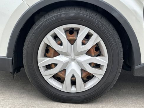 Used 2019 Toyota C-HR LE FWD image 12