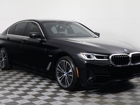 Used 2023 BMW 530e xDrive w/ Premium Package image 3
