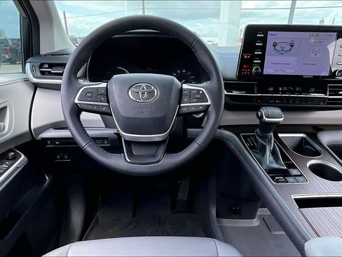 Used 2021 Toyota Sienna XLE FWD image 6