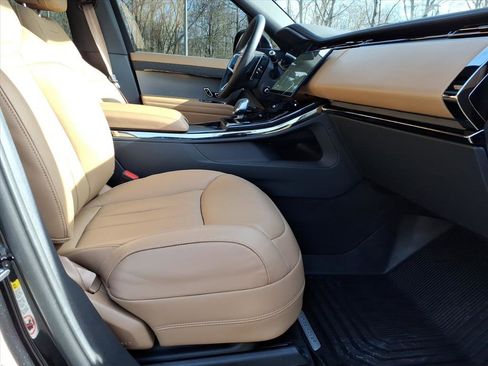 Certified 2025 Land Rover Range Rover Sport SE image 3