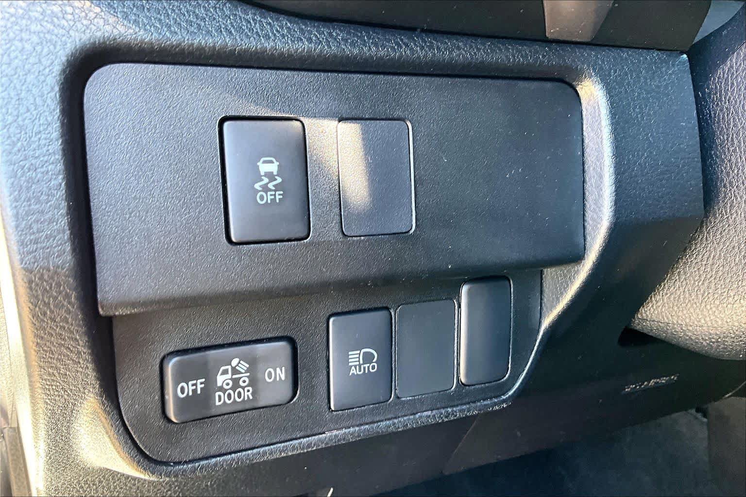 Used 2020 Toyota Tacoma SR5 RWD image 32