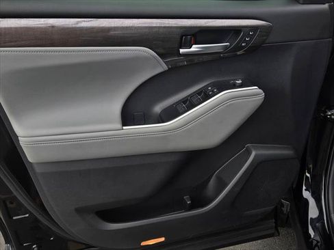 Certified 2026 Toyota Highlander Platinum AWD/4WD image 8
