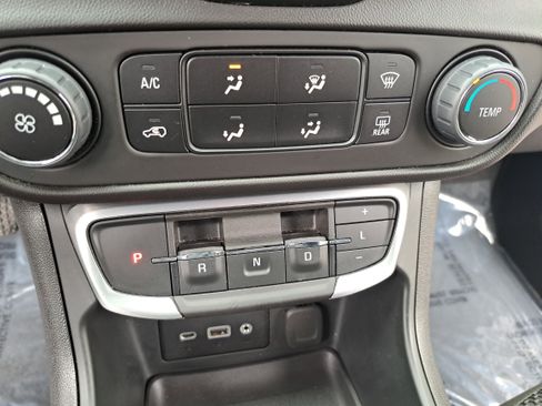 Used 2024 GMC Terrain SLE FWD image 21
