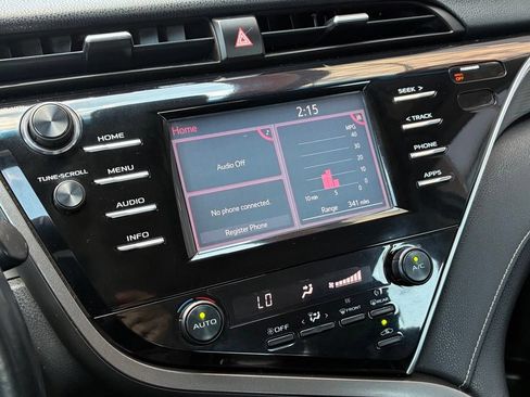 Used 2018 Toyota Camry SE FWD image 19