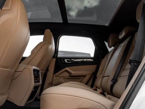 Certified 2023 Porsche Cayenne AWD/4WD image 36