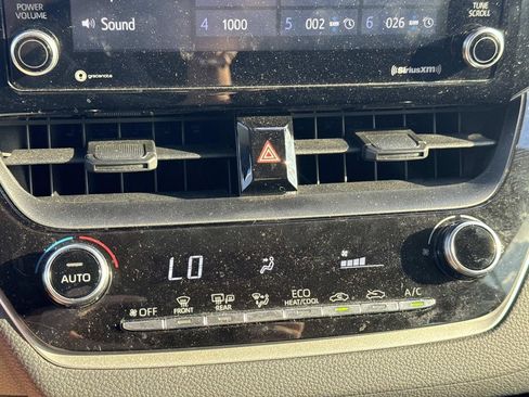 Used 2021 Toyota Corolla LE FWD image 35