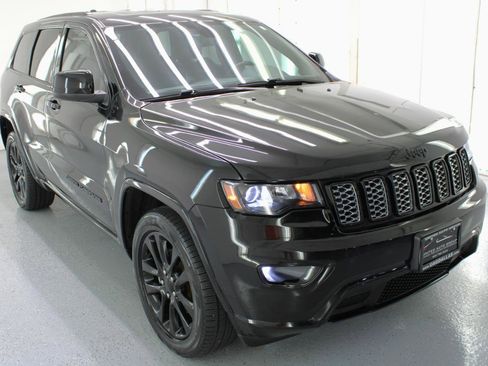 Used 2019 Jeep Grand Cherokee Altitude AWD/4WD image 12