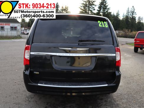 Used 2014 Chrysler Town & Country Touring image 6