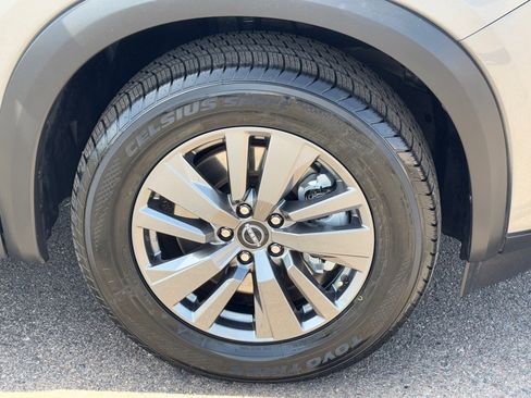 Used 2025 Nissan Pathfinder SV image 8