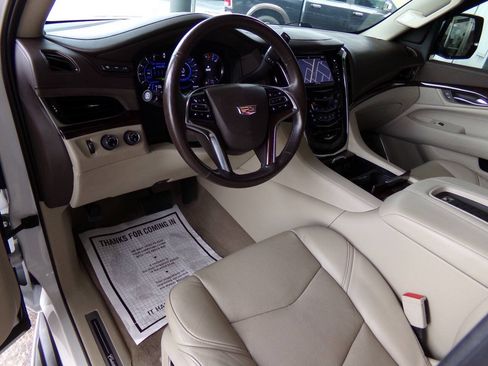 Used 2016 Cadillac Escalade Luxury AWD/4WD image 16