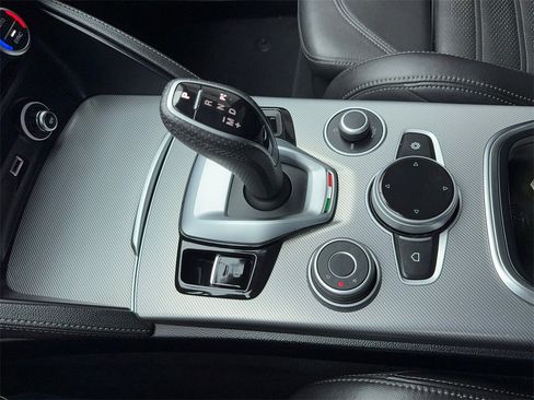 Used 2022 Alfa Romeo Stelvio Veloce image 32