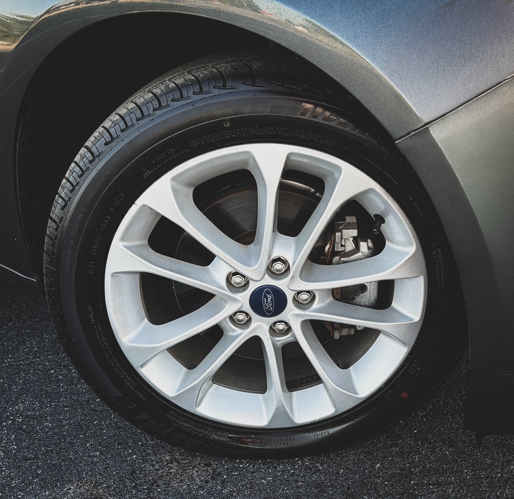 Used 2020 Ford Fusion SE FWD image 25