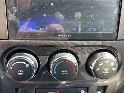 Used 2010 Dodge Challenger SE image 18