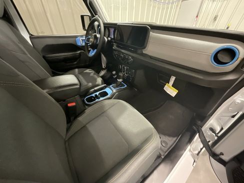 Used 2024 Jeep Wrangler Unlimited image 14