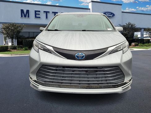 Used 2021 Toyota Sienna XLE image 2