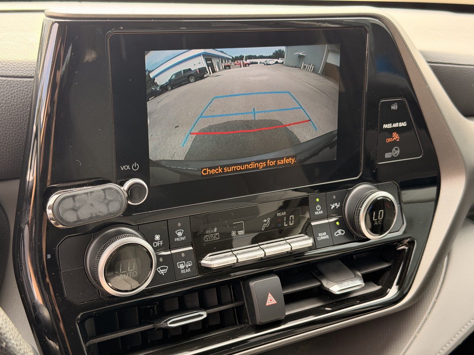 Used 2023 Toyota Highlander L AWD/4WD image 25