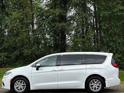 Used 2023 Chrysler Pacifica Touring-L FWD image 6