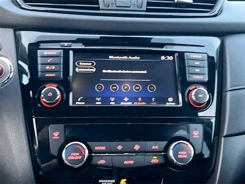 Used 2020 Nissan Rogue SV image 14