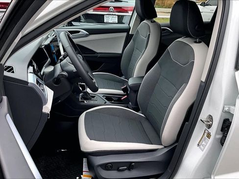 New 2026 Volkswagen Taos SE image 9