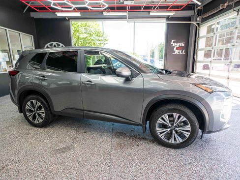 Used 2023 Nissan Rogue SV image 5