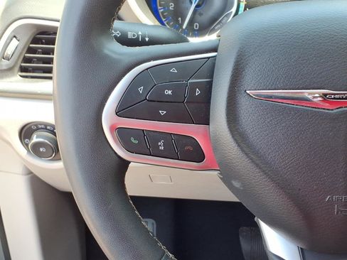 Used 2024 Chrysler Pacifica Touring-L FWD image 19