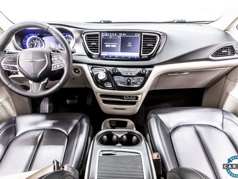 Used 2023 Chrysler Pacifica Touring-L image 18