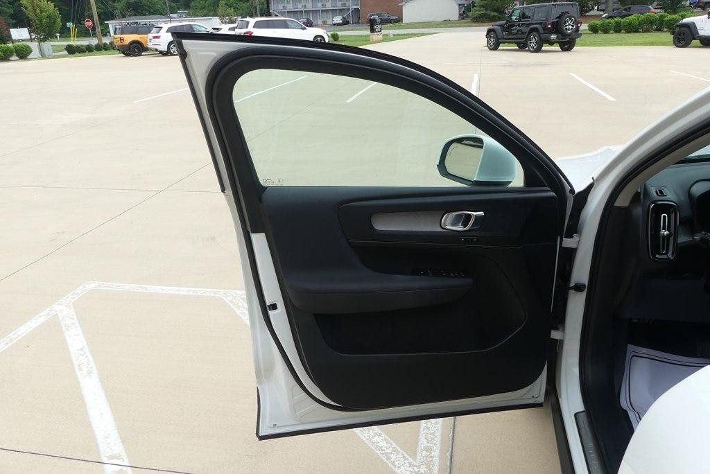 Used 2024 Volvo XC40 B5 Plus AWD/4WD image 9