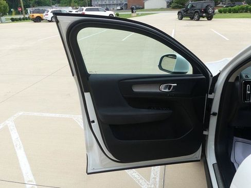 Used 2024 Volvo XC40 B5 Plus AWD/4WD image 9