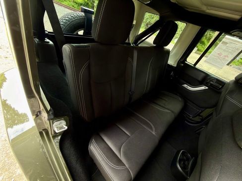 Used 2015 Jeep Wrangler Unlimited Sahara w/ Connectivity Group AWD/4WD image 27