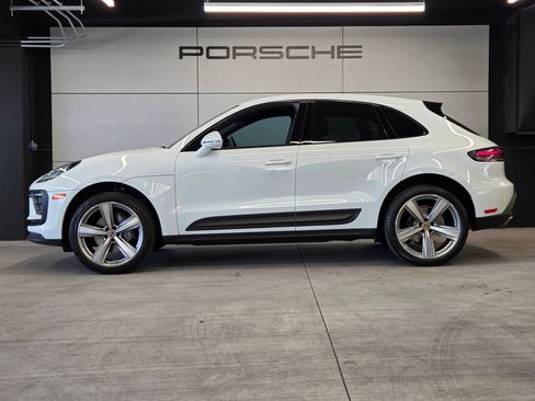 Certified 2022 Porsche Macan AWD/4WD image 2