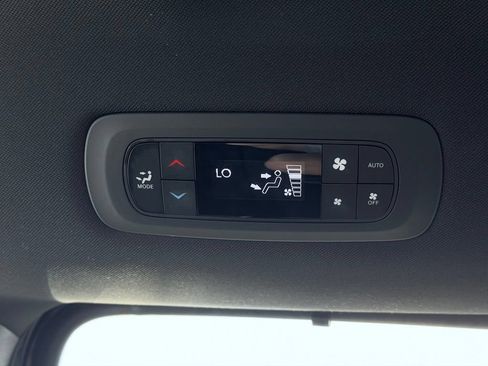 Certified 2025 Chrysler Pacifica Select FWD image 28