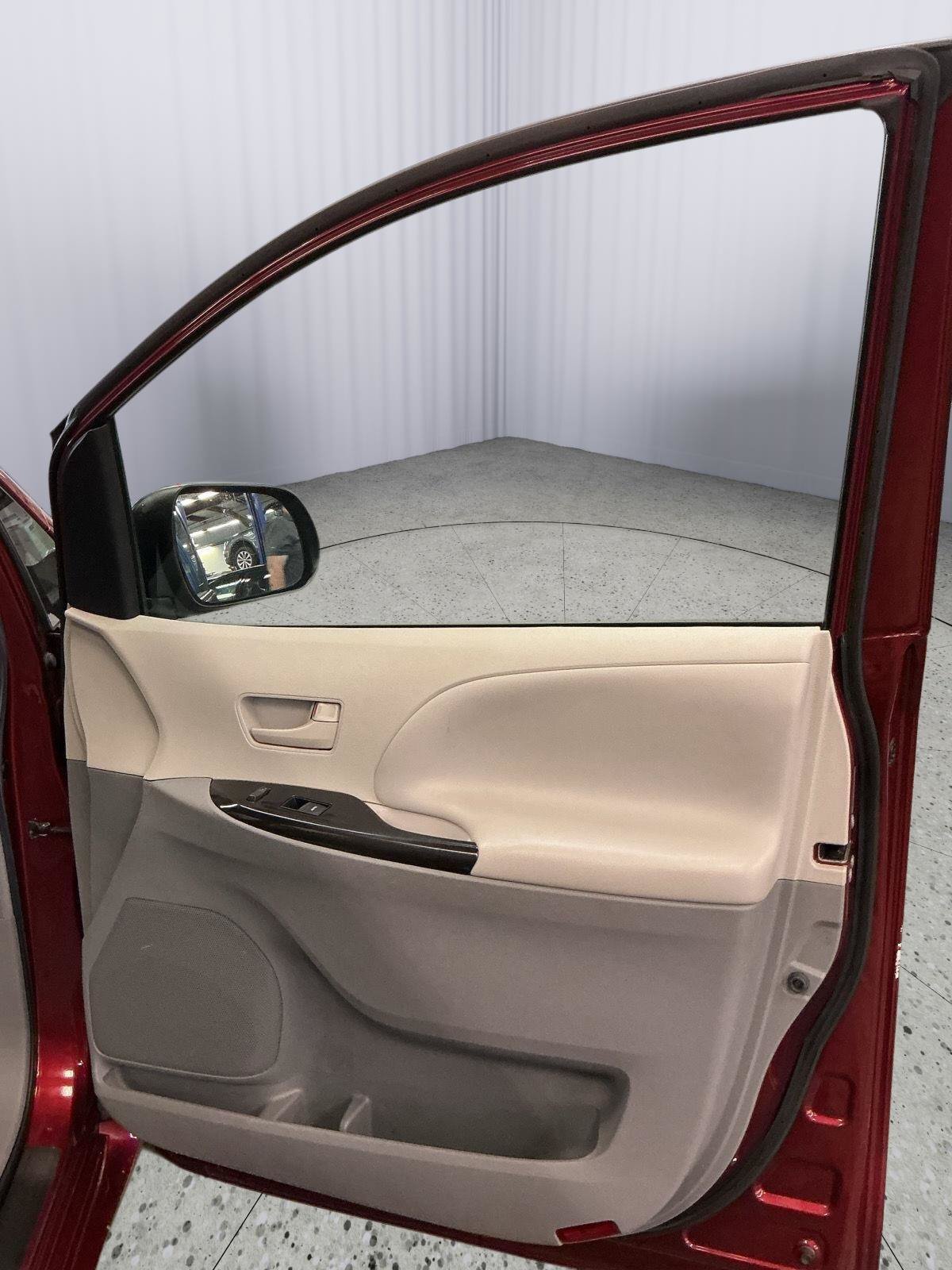 Used 2011 Toyota Sienna LE w/ Towing Pkg FWD image 23