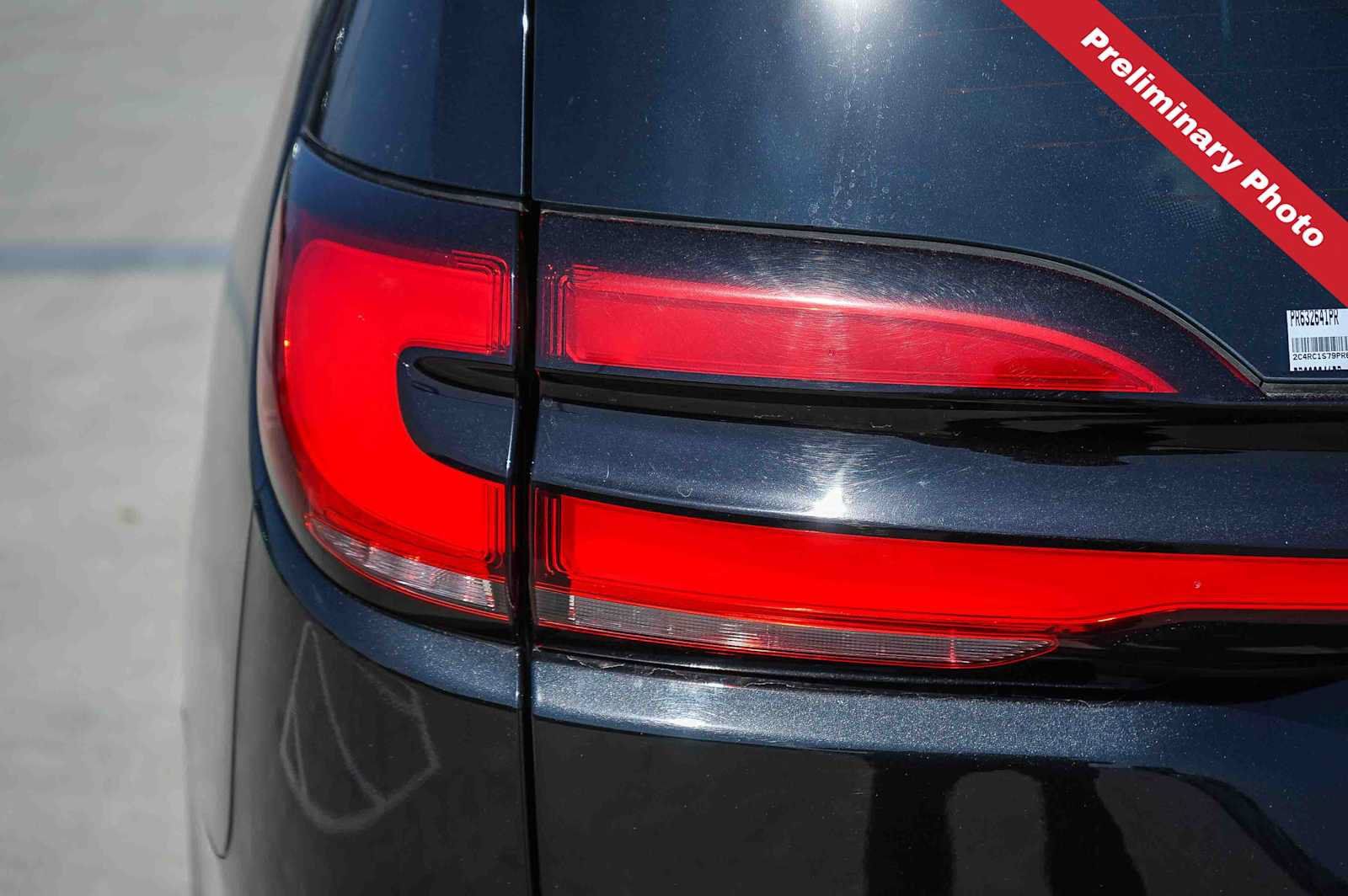 Used 2023 Chrysler Pacifica Limited FWD image 9