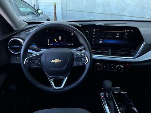 Used 2025 Chevrolet Trax LT w/ LT Convenience Package image 13