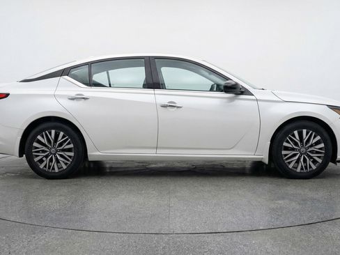 Used 2025 Nissan Altima 2.5 SV FWD image 11