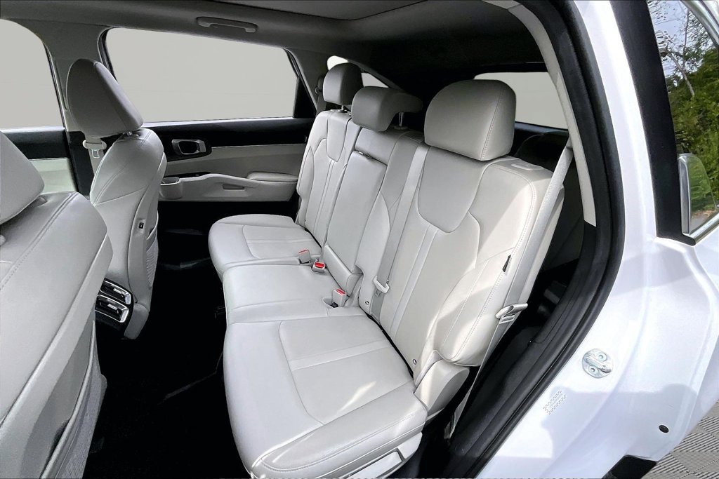 Used 2025 Kia Sorento S w/ Panoramic Sunroof Package FWD image 16