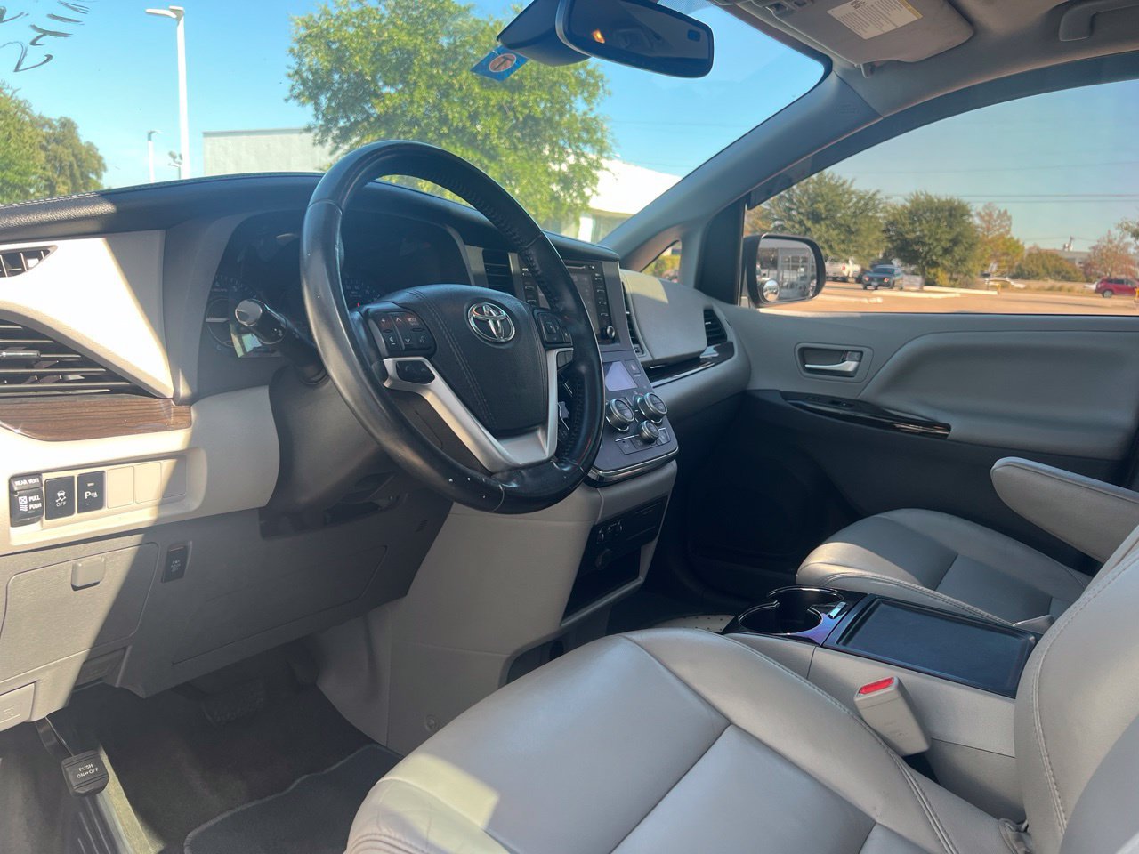 Used 2018 Toyota Sienna XLE w/ XLE Navigation Package FWD image 9