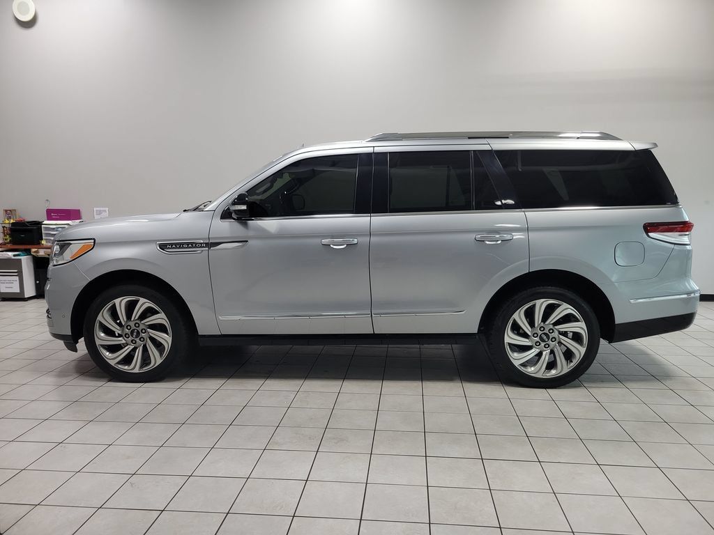 Used 2022 Lincoln Navigator Reserve AWD/4WD image 9