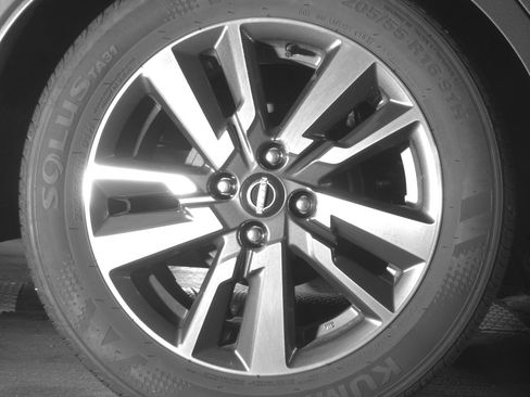 Used 2025 Nissan Versa SV image 15