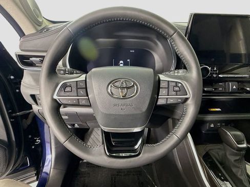 Used 2024 Toyota Highlander Platinum FWD image 11