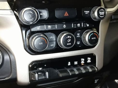 Used 2019 RAM 1500 Laramie AWD/4WD image 18