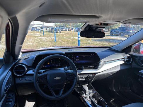 Used 2025 Chevrolet Trax LT image 33